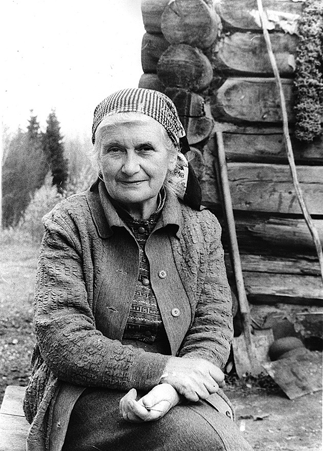 Воскобойникова Н.П. в дер.Цилиба, сентябрь 1994 г. Фотография О.А.Угрюмова