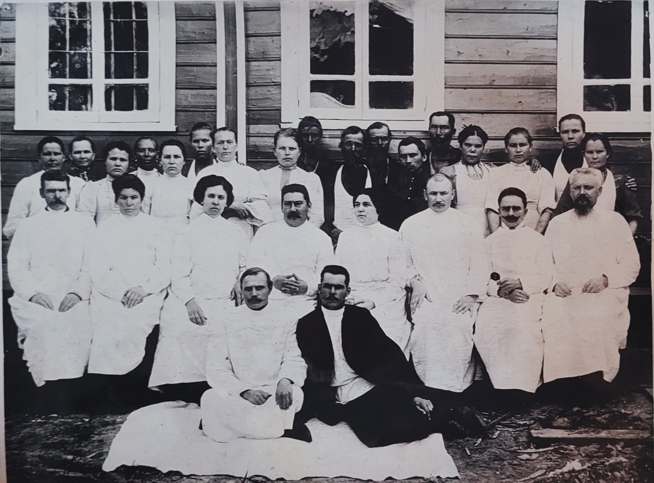 Работники яренской земской больницы в 1912 г. Константин Евгеньевич Добряков сидит во втором ряду на четвертом месте.