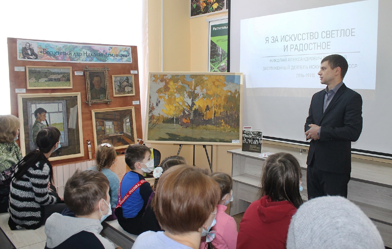 Выставку открывает директор Яренского краеведческого музея Иванов Денис Владимирович.